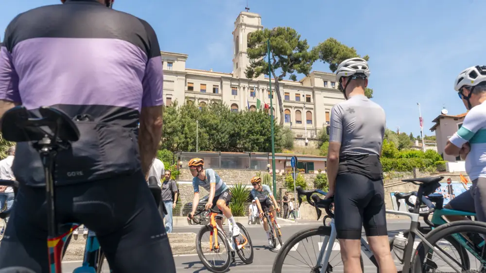 Corridore esulta al traguardo