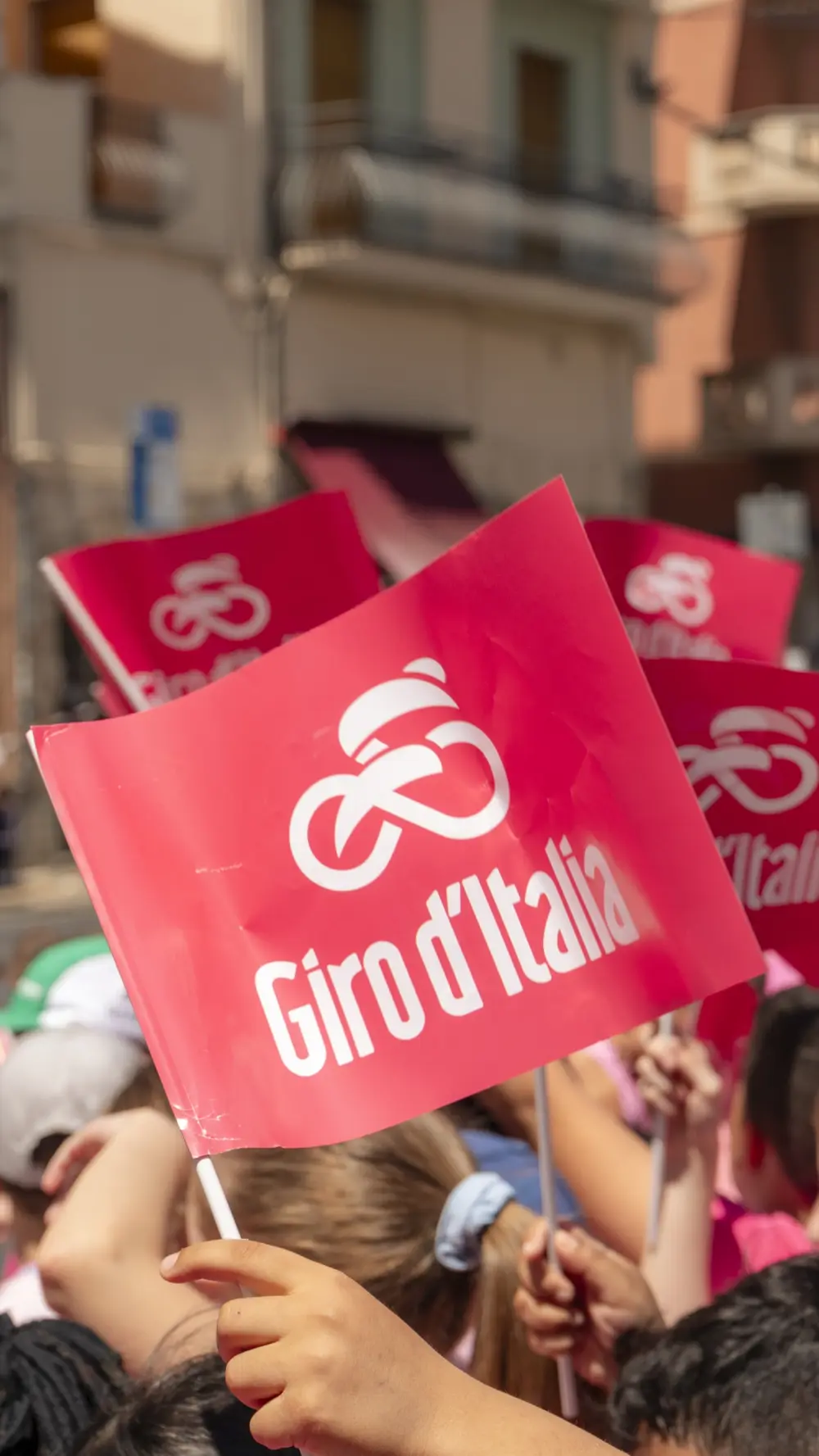 Bandiere del Giro d'Italia tra la folla