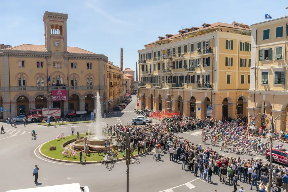 Il gruppo attraversa Piazza Dante gremita di pubblico