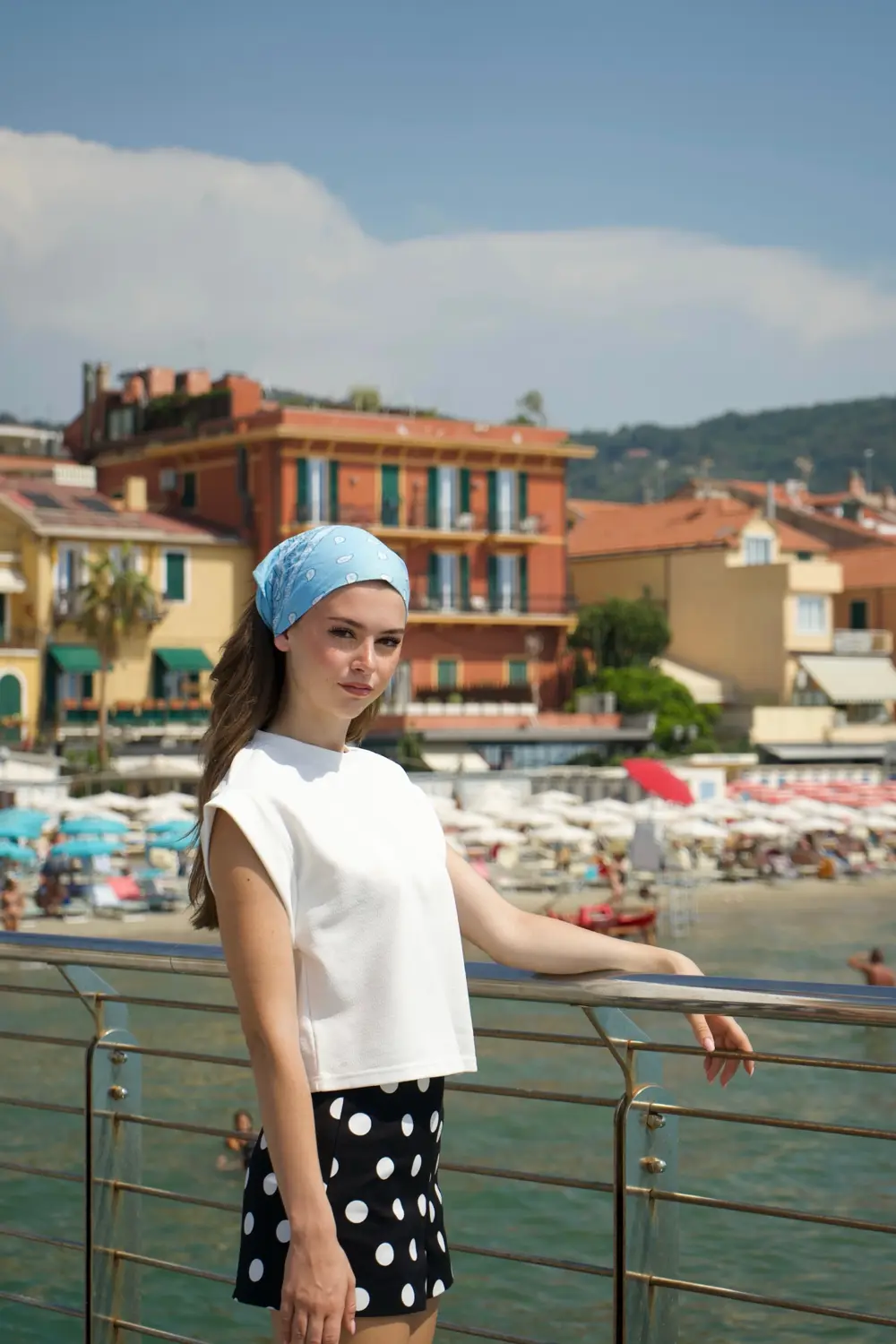 La Riviera — Vittoria Milanese, sulla balaustra, spiaggia e ombrelloni